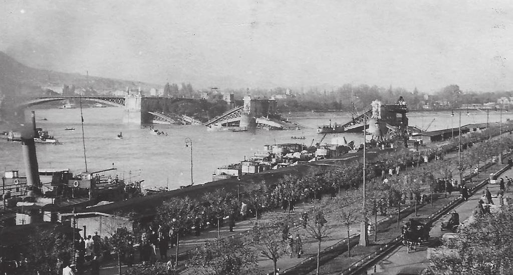 58. ábra. A Margit-híd roncsai és a mentésben részvevő hajók. A felvétel a Markó utca 1.