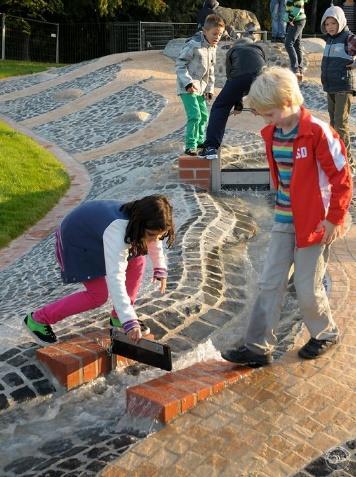 A játszótér bővítése, alakítása csak részletes kerttervbirtokában és minősített játékokkal lehetséges.