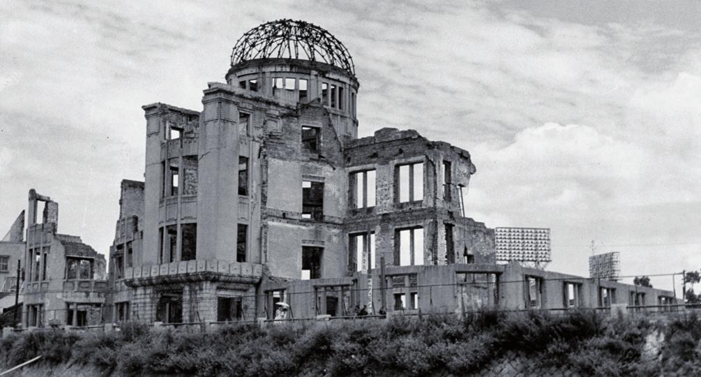 6. A radioaktivitás Mitől fél az, aki az atomtól fél? Nagyon sok ember fél az atomtól.