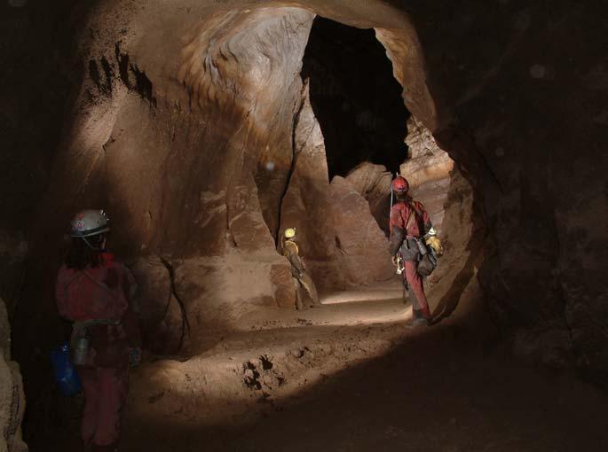 2. kép: Tektonikus sík mentén kialakult rövid freatikus járatszakasz a Duboki do felső zónájában Picture 2: A short phreatic section controlled by tectonics in the upper zone of Duboki do cave 3.