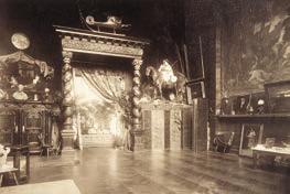 Munkácsy nagy műterme Párizsban Krisztus-képeinek vázlataival és egy kitömött lóval (1890 körül;
