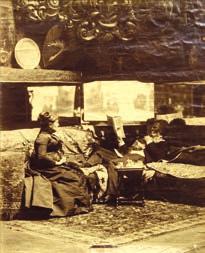 ) Az Avenue de Villiers palotában, feleségével (1886 és 1890 között; fotó: ismeretlen; Munkácsy