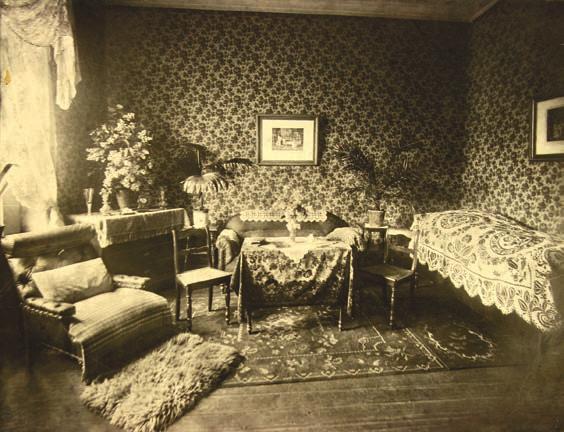 Munkácsy életének utolsó helyszíne, az oly sok szenvedést látott lakószoba az endenichi szanatóriumban (1900; fotó: ismeretlen; Munkácsy Mihály Múzeum) majd édesanyja betegsége azonban beárnyékolja a