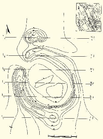 A kutatóárkokban négy gödör is volt. A leírás és a fényképek tanúsága szerint ezek egymáshoz közel voltak, és viszonylag sekélyen, 30-60 cm-re mélyedtek be az altalajba.