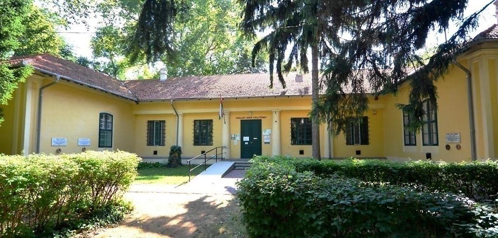 kép A Széchenyi-ligeti vendéglő, amely később a polgári fiúiskolának, a XX.