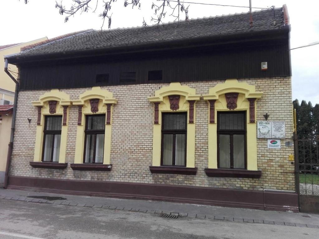 kép Az ezen a helyen álló épületben kezdte meg működését 1876-ban a Jótékony