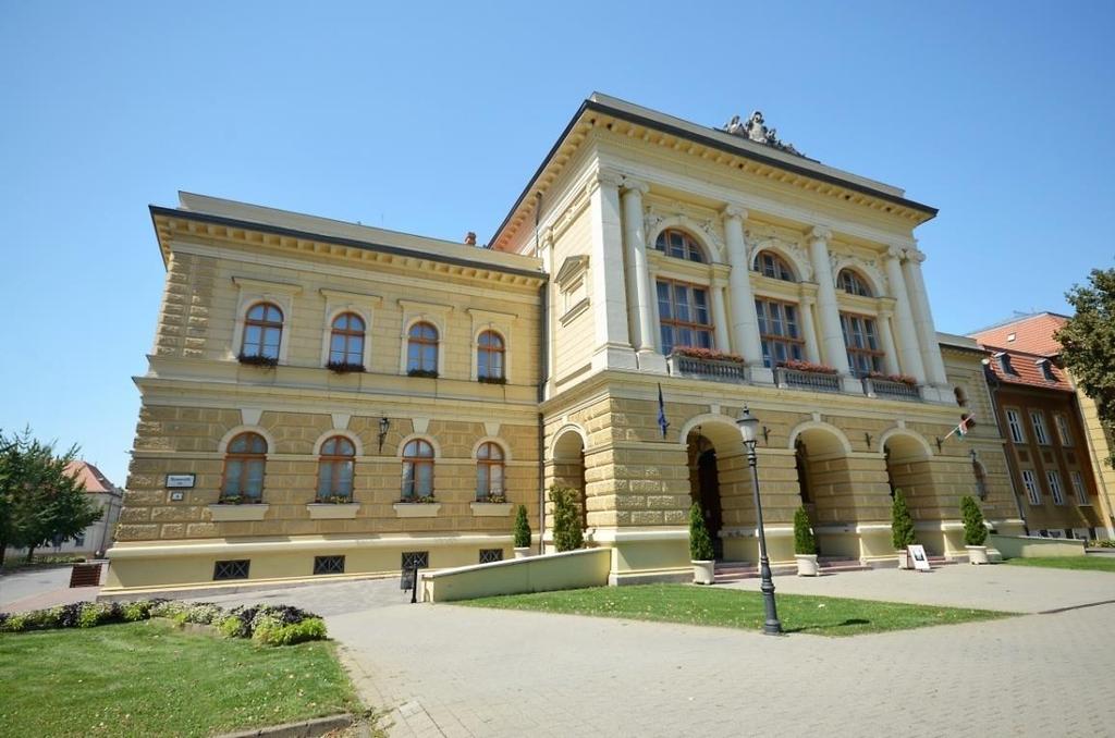 9. kép A klasszicista stílusú, 1883-ban átadott megyeháza Szentes főterén