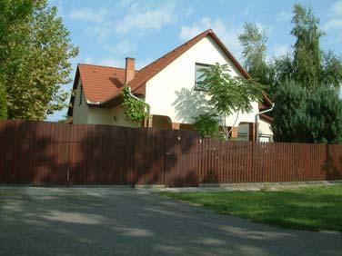 A közelmúltban (1980-2000 között) is épültek olyan padlásteres vagy a nélküli lakóépületek, melyek nemcsak