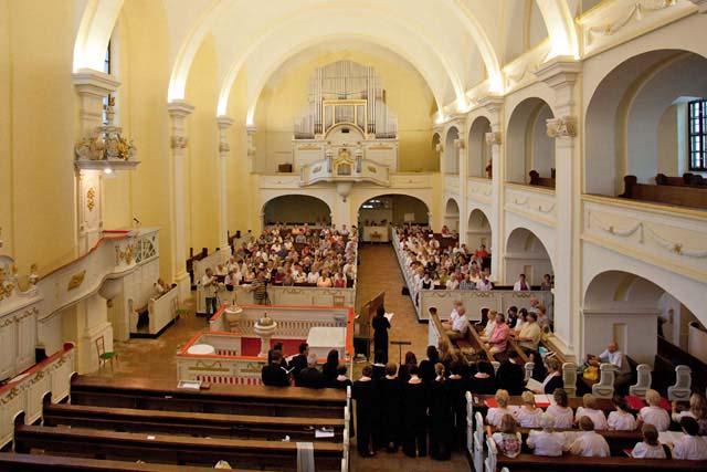 Ennek építését, hogy miként vezették, kikkel végeztették arról írott emlékünk nincsen. A templom alapja igaz, hogy csak 1807-ben tétetett le, mindazon által már 1805-től kezdve készítgették. 1813.
