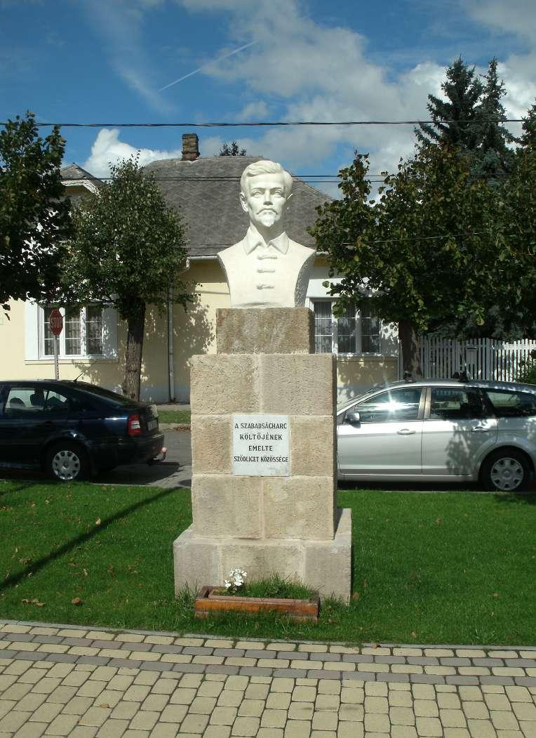 PETŐFI SZOBOR Az 1919-ben megalakult Sződligeti Települők Egyesülete (melynek célja a kulturális és gazdasági fejlesztés) tevékenységének köszönhetően létesült
