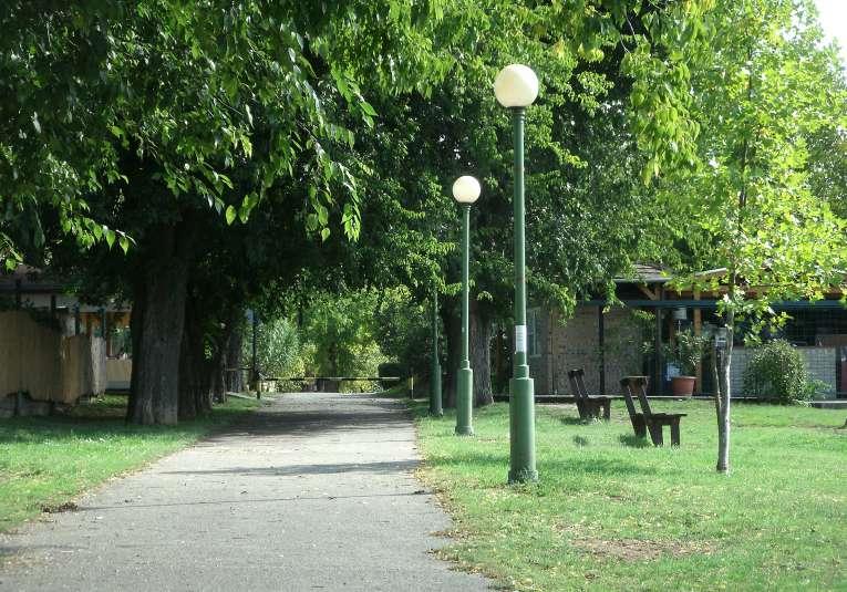 Lehet itt focizni, kosarazni és teniszezni, vagy akár a szabad pázsiton