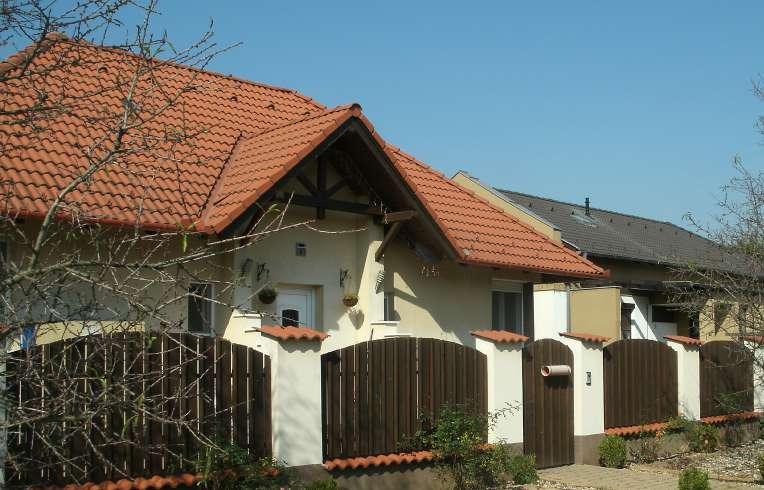5.6 SZÍNEK, ANYAGHASZNÁLAT Sződligeten kedvelt megoldás a homlokzatok vakolása legfőképp fehér, törtfehér, világos árnyalatokkal,