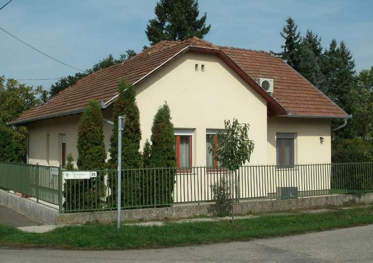 Leginkább a hagyományos történeti kertvárosi területen épült háztípusoknál figyelhető meg ez a fajta egységes íz.