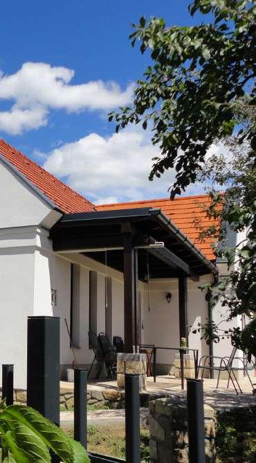 Véd az esőtől, hótól, forróságtól. Kiszélesített, vagy terasz fedésként használt átiratként az épület legkellemesebb helyét alkothatják.