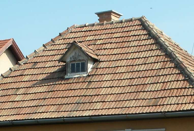 Az új szerelt kémények csillogó fémes színükkel és sűrű rögzítéseikkel ipari jelleget kölcsönöznek a háznak. Azonkívül, hogy legtöbbször nem illenek bele a ház által sugallt képbe, még feltűnőek is.