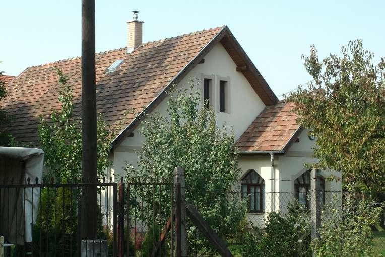 5.10 BŐVÍTÉSI LEHETŐSÉGEK Sződligeten gyakori a haránt irányú nyeregtetős megoldás, vagy középszárnnyal való bővítés.