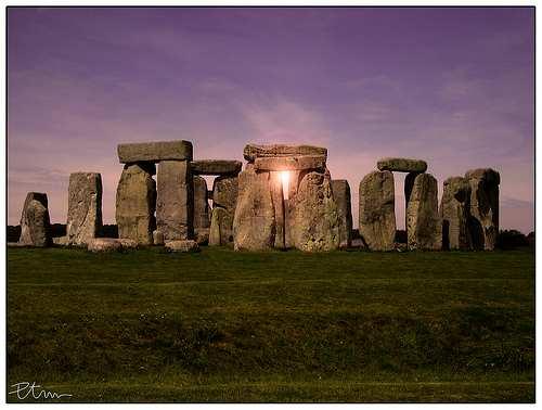 29 Newgrange-i sír sajátos rituális jelentısége amely egyben a korabeli népesség elırehaladott csillagászati ismereteirıl is vall, hogy a délkeleti bejárat fölötti nyitott fülkén keresztül téli