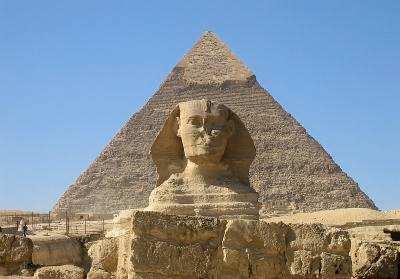 dinasztia uralkodásának elején Imhotep egyiptomi fıpap, Dzsószer király fıminisztere, a tehetséges építész, ura számára újfajta, kıbıl való sírt tervezett. 2.5. ábra Ez volt az elsı lépcsıs piramis.