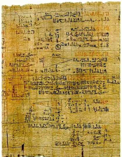 42 Az elsınek megismert egyiptomi, matematikai tartalmú, írásos emlék a Rhind-papirusz. Írója Ahmesz (Jahmesz) királyi írnok. A lemásolt irat a Középbirodalom idejébıl származik, az i.e. 1878-1840 közötti évekbıl, amikor III.