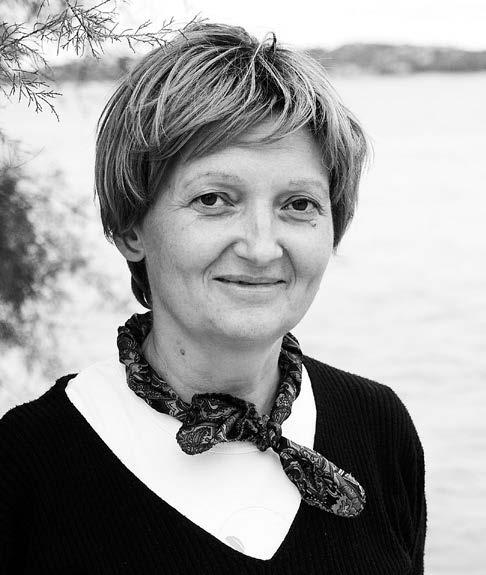 2002-ben az Eötvös Lóránd Tudományegyetemen a média kiegészítô tanári szakot, 2011-ben pedig a Mûszaki Egyetemen az andragógia (felnôttképzési) szakot végezte el.