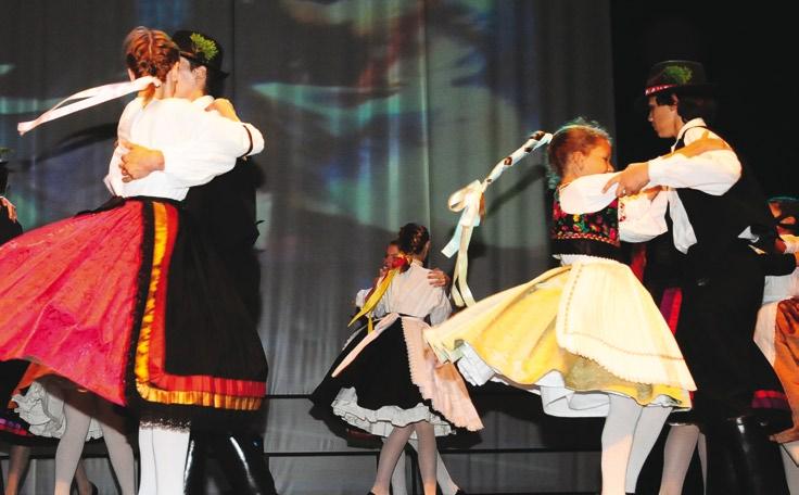Posebno se zahvaljujemo Đerđ Turiju koreografu i Đerđ Knejfelu rukovodiocu orkestra na ovoj fascinantnoj produkciji.