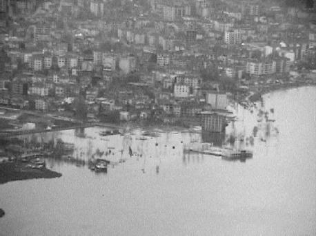 31. ábra Talajfolyósodás következtében megsüllyedt, majd víz alá került terület. Gölcük, Törökország (1999) A süllyedések nagy veszélyt jelenthetnek akkor is, ha relatívan kis területen jelentkeznek.