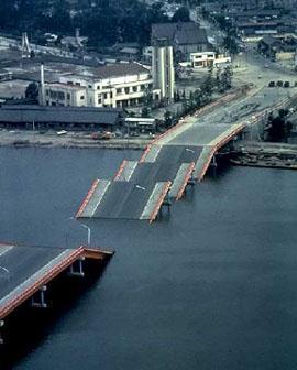 ábra: Az összedőlt Showa Bridge, Niigata 1964 [1] Niigata-i földrengés során a talaj megfolyósodott egy négyemeletes vasbeton épület alatt is.
