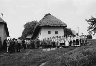 V dvoch domoch som zaznamenal i najstarší typ lavice hrubšiu dosku (fošnu) položenú na hranolcových kamenných podstavcoch- u Ďurišov, obr. 3 a v dome ľudových remesiel.