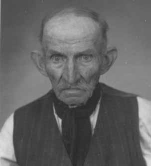 HISTORICKÉ ZÁPISY A VÝSKUMY Z 19.-20. STOROČIA zadná izba (chyža ), komora, maštaľ, komora, maštaľ. Hospodárske stavby stáli aj južne od domu. Obidve izby mali 32,5 m 2 podlahovej plochy.