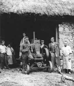 HISTORICKÉ ZÁPISY A VÝSKUMY Z 19.-20. STOROČIA Slamené strechy Do medzivojnového obdobia boli všetky roľnícke domy pokryté slamenou krytinou.