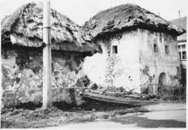 HISTORICKÉ ZÁPISY A VÝSKUMY Z 19.-20. STOROČIA na Honte a dokument o suchánskom ľudovom kroji. Nová slamená krytina žiaľ začala vplyvom poveternostných podmienok rýchlo chátrať.
