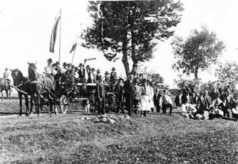 HISTORICKÉ ZÁPISY A VÝSKUMY Z 19.-20. STOROČIA v pároch. Ženci na žatvu obilia používali prispôsobenú kosu s kakarovom (niekde cakarovom).