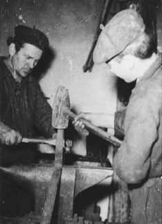 OBDOBIE MEDZI 1. A 2. SVETOVOU VOJNOU vaná z kameňa. Murári dostali ako odmenu 12 kíl raže. Generálne aj s bytom bola prestavaná r. 1952.