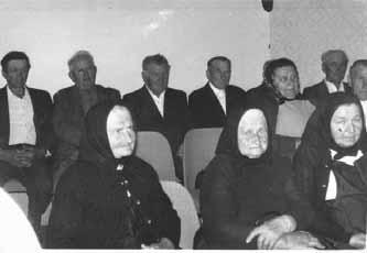 Kelnerová v sede,
