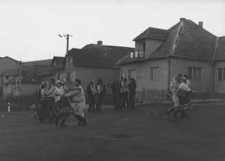 V organizovaní práce mládeže a estrádnej skupiny pokračoval predseda SZM Ján Heveš. 1.