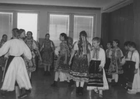 UDALOSTI A VÝSKUMY Z DRUHEJ POLOVICE 20. STOROČIA Obr. 1: ukážka tancov DFS v rámci školenia folkloristov r. 1987, Obr.