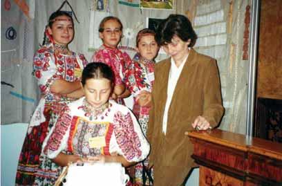 2003 Mladé paličkárky s Máriou Miháľkinovou na