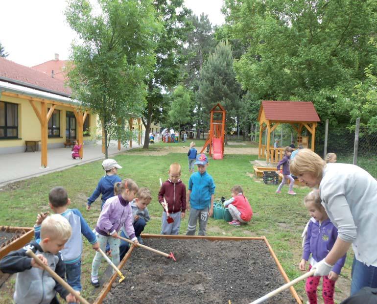 Veteményezés az óvodában Koszorúzás Hetvényi István