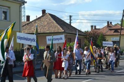 : Adventi hangulatban gyertyagyújtás a főtéren, hangverseny a református templomban Nyék