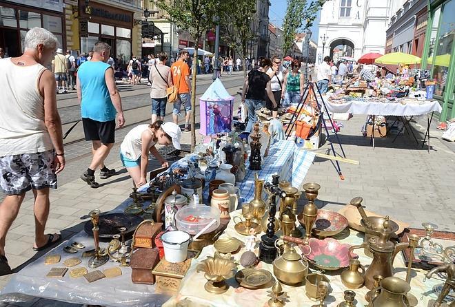SZOCIÁLIS MUNKA KÖZÖSSÉGEKKEL A hulladék, a használt cikk: mint erőforrás 2015 Baranyiné