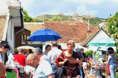 Átalakuló közösségek: közösségi bolhapiac, használtruha csere-bere, garázs vásár, fesztiválok, közösségi kölcsönző, online turkáló Ami lehetővé teszi: kapcsolatok, bizalom, szükségletek, kreativitás,