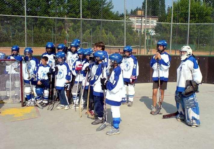 Okresná školská hokejbalová liga 2008/2009 Súťaž zorganizovalo Centrum voľného času Veľký Krtíš v spolupráci s hokejbalovým klubom Opička Veľký Krtíš a svoju premiéru mala 06.11.2008. Do turnajových kôl sa zapojilo šesť škôl.