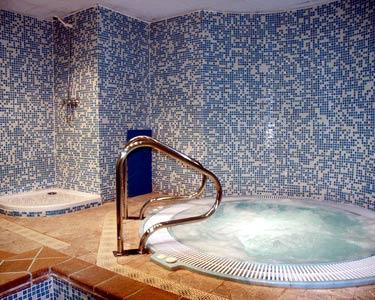Mire jó a jakuzzi? A jakuzzi, mint a világszerte ismert és kedvelt hidromasszázs technológián alapuló fürdőrendszer, az egészségmegőrzés és a tökéletes pihenés modern eszköze a wellness világában.