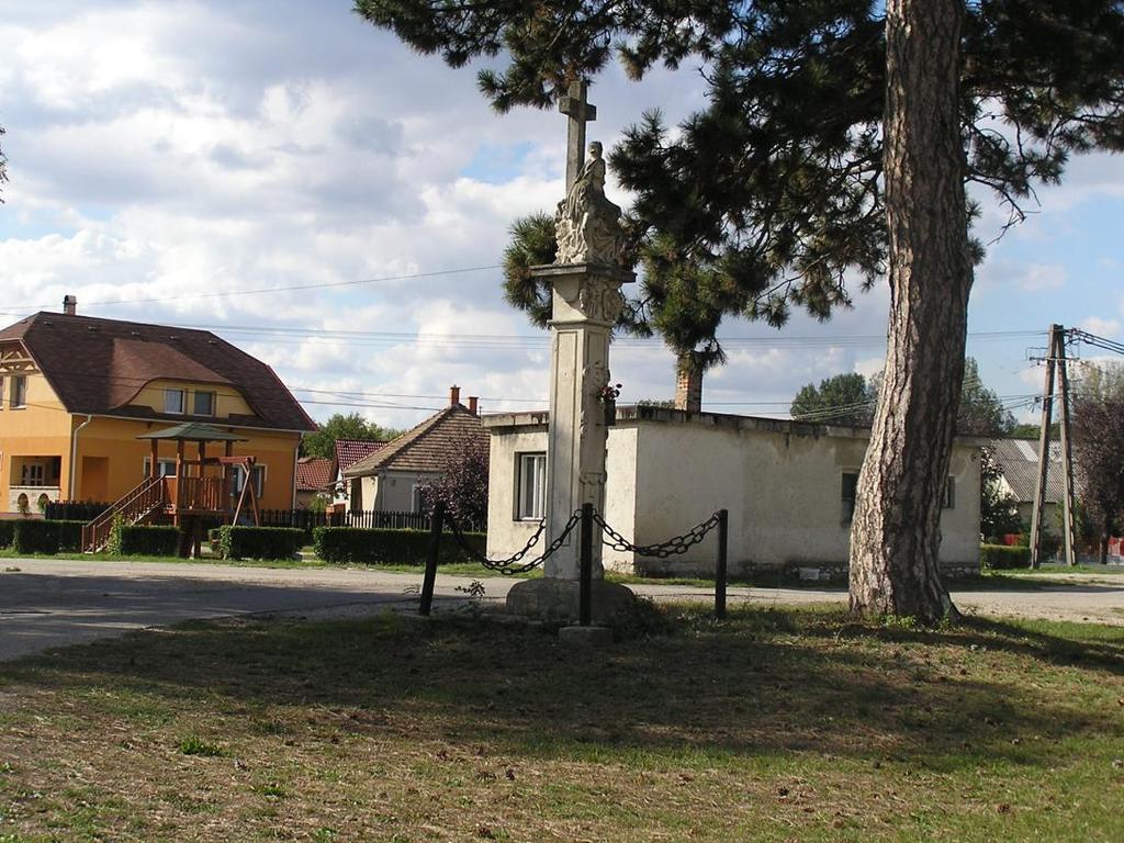 13. 187. Parázsszög-tér Országos műemléki védettség Pieta szobor, szakrális emlék.