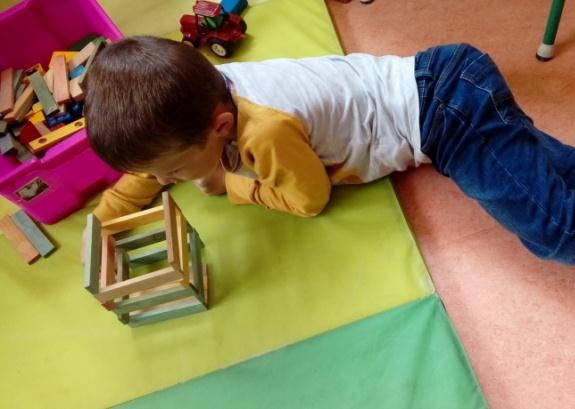 volt. Ebben az intézményben a Montessori pedagógia elveit alkalmazzák, melyek az alábbiak: Minden gyermek veleszületett adottsága révén ösztönösen törekszik a világ megismerésére, intenzív cselekvési