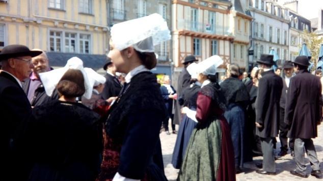 Az első Quemperben töltött vasárnapunkon láttunk a sétáló utcán egy breton hagyományőrző előadást, ami érdekes és
