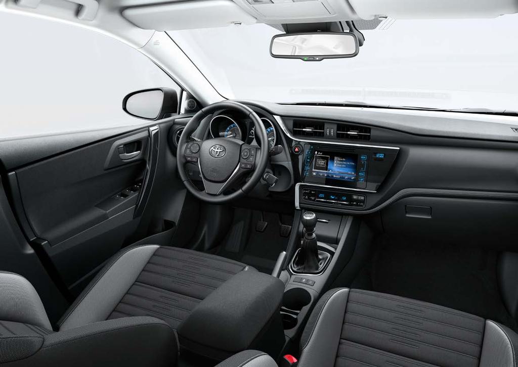 15 Az alapfelszereltség néhány eleme (utastéri dizájn és kényelmi megoldások): Toyota Touch 2 multimédia rendszer 7" os képernyővel, Bluetooth csatlakozással és tolatókamerával Egyzónás automata