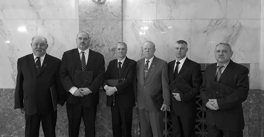 16 VÍZPART 2017. JÚNIUS Személyzeti és munkaügyi hírek Kitüntetések (Folytatás a 15. oldalról) A Víz Világnapja alkalmából az igazgatóság több munkatársa is elismerést vehetett át 2017.