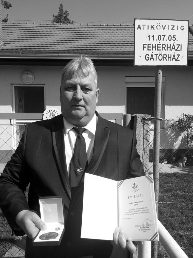 Forgó Sándor fenntartógép-kezelœ Miniszteri emléktárgyat, valamint Szıcs Balázs és Babarczi Tibor a 2017.