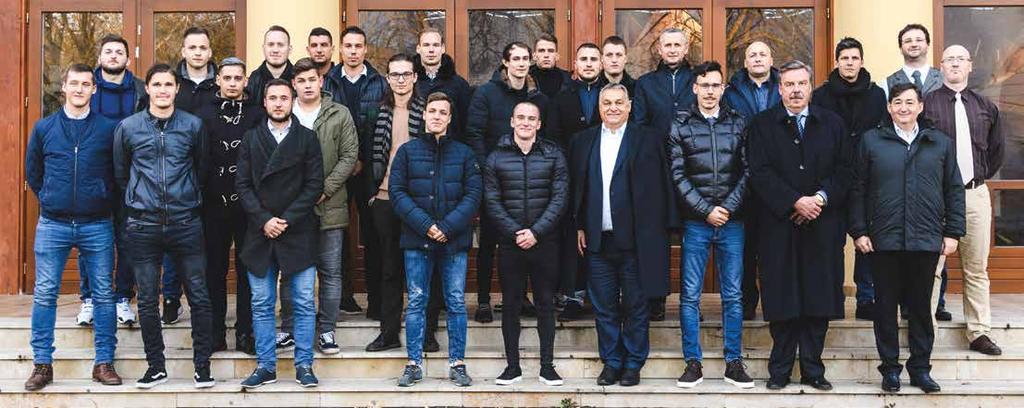 Alumni VIDÁMAN NOSZTALGIÁZTAK AZ ÖREGDIÁKOK Az emlékezetes pillanatok felidézésével kezdődött és Puskás Ferenc szobrának megkoszorúzásával folytatódott az első alkalommal megrendezett